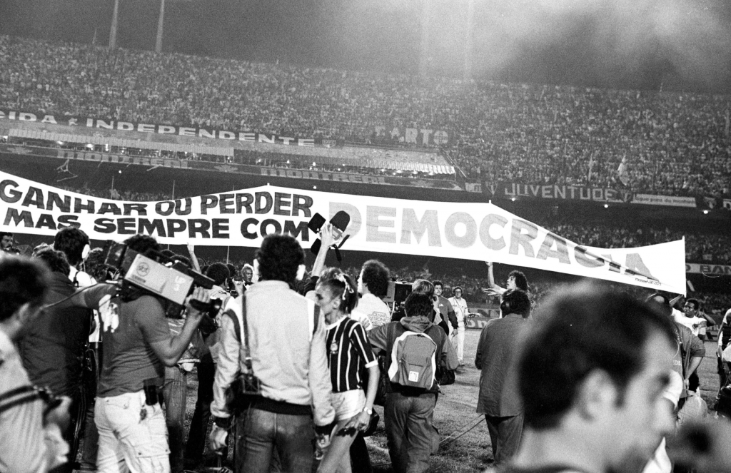 Na final do campeonato paulista de 1983, o Corinthians entrou em campo com a faixa “Ganhar ou perder, mas sempre com democracia”.