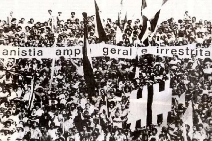 11 de fevereiro de 1979, em um jogo de Corinthians x Santos, a torcida entrou com uma faixa escondida no estádio, com os dizeres “Anistia ampla, geral e irrestrita”. Time e torcida sempre caminharam juntos durante os anos da Democracia Corinthiana
